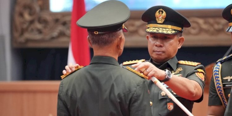 Panglima TNI Jenderal TNI Agus Subiyanto melantik Letjen TNI Richard Tampubolon sebagai Kasum TNI di Aula Gatot Soebroto Mabes TNI, Cilangkap, Jakarta Timur, Rabu (28/8)/Ist