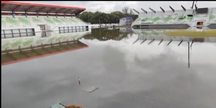 Lapangan sepak bola putri PON XXI tergenang banjir/Ist