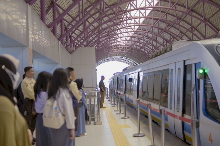 Penumpang LRT Sumsel memasuki gerbong/ist