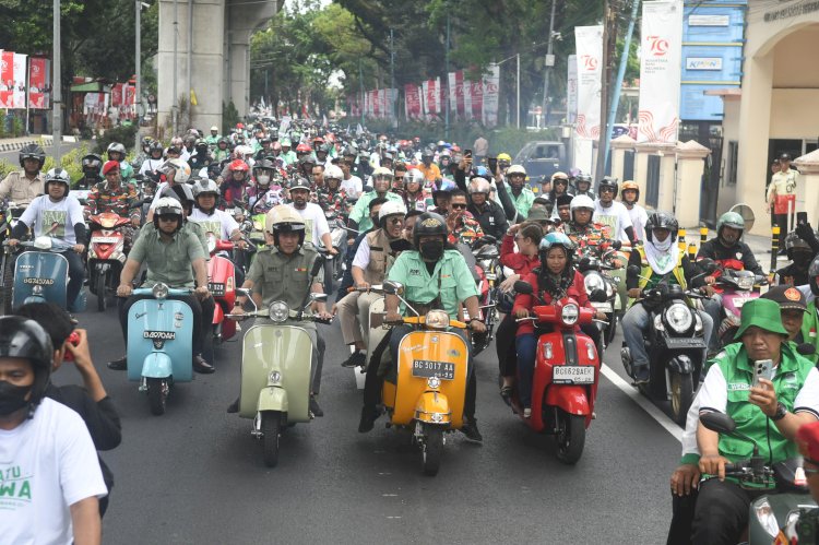 Usai deklarasi di Kambang Iwak(KI) Bakal calon Wali Kota dan Wakil Wali Kota Palembang Ratu Dewa Prima Salam (RDPS) langsung mendaftar di KPU Kota Palembang dengan mengendarai Vespa, Kamis (29/8).(Dudy Oskandar/RMOLSumsel.id)