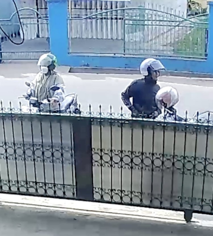  Rekaman CCTV merekam aksi pasutri menggasak sepeda motor di Jalan Pangeran Ayin Kecamatan Sako Palembang . (Handout)