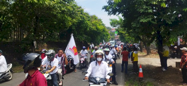 Ribuan pendukung memenuhi Kota Baturaja saat mengiringi Paslon Teddy-Marjito mendaftar ke KPU OKU/Foto: Amizon