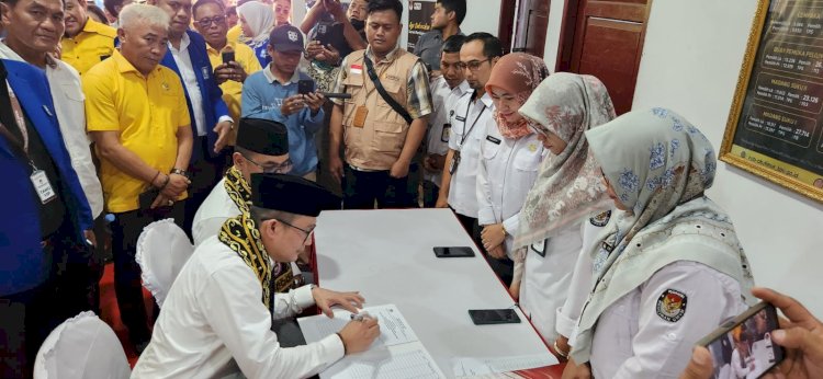 Pasangan calon Bupati dan Wakil Bupati OKU Timur, Ferry Antoni dan dr. Herly Sunawan SH, resmi mendaftarkan diri ke Komisi Pemilihan Umum (KPU) OKU Timur/Foto: Amizon