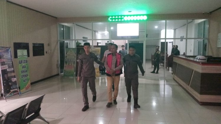 Ahmad Gufron saat digiring ke mobil tahanan usai ditetapkan tersangka korupsi oleh Kejari OKU Timur/Foto: Amizon