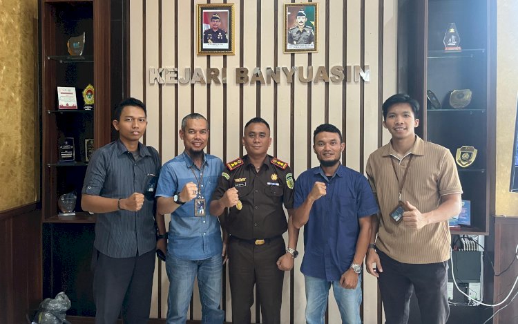 Manager PT PLN (Persero) Unit Layanan Pelanggan Pangkalan Balai, Iman Aswilton, bersama jajaran manajemen, melakukan audiensi ke Kejaksaan Negeri Banyuasin/ist