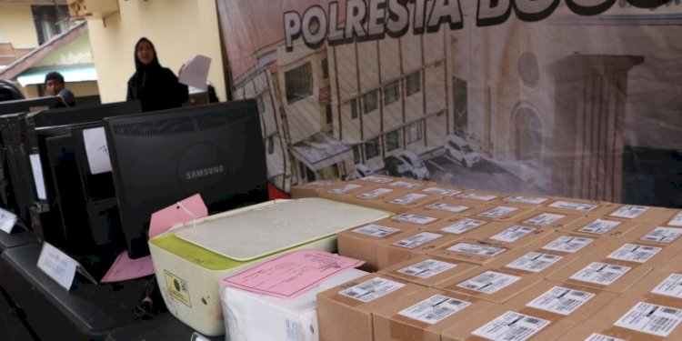 Barang bukti pencurian data konsumen Indosat yang diamankan penyidik Polresta Kota Bogor./Humas Polresta Kota Bogor