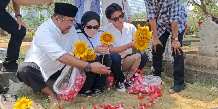 Cawagub Jakarta Rano Karno saat berziarah ke makam Benyamin Sueb/Ist
