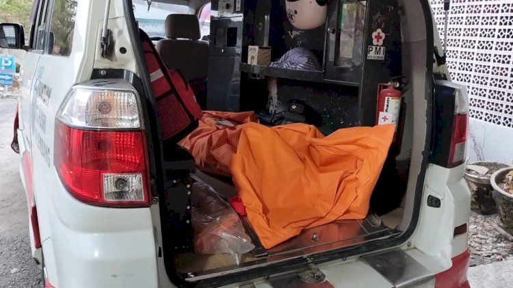 Jenazah korban dimasukkan dalam mobil ambulance/ist