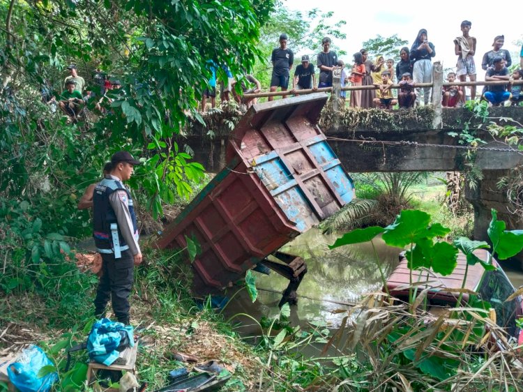 Truk bermuatan tanah merah masuk ke sungai.(Dokumentasi Polres Musi Rawas)