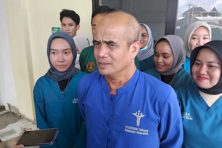 Dokter forensik RS Bhayangkara M Hasan Palembang dr Indra Nasution. (Fauzi/RMOLSumsel.id)