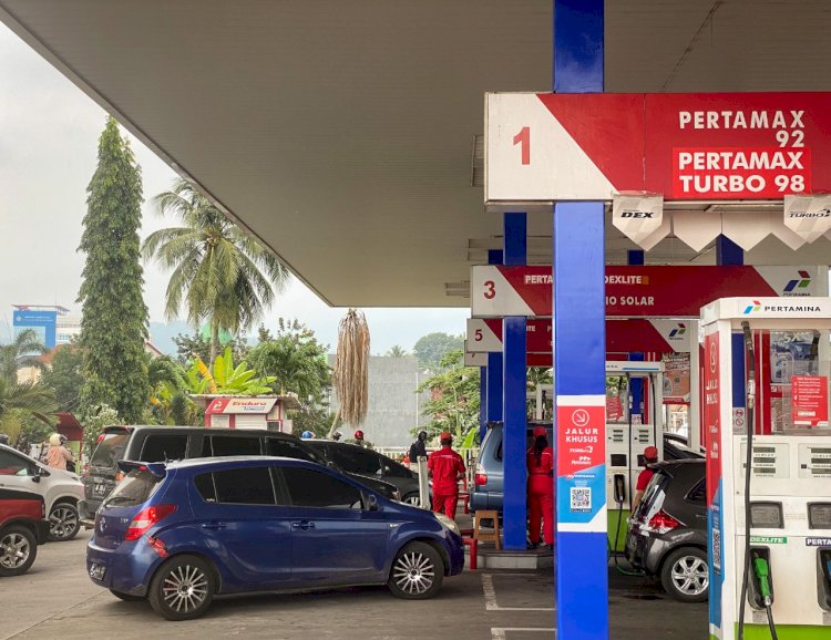 Petugas SPBU tengah melakukan pengisihan BBM pada konsumwn (PR Patraniaga). (Handout)