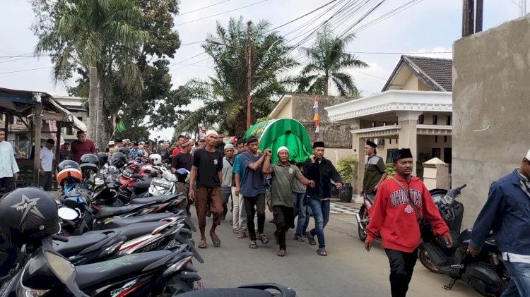 Suasana pemakaman Ayu Andriani yang ditemukan tewas diareal TPU Talang Kerikil Palembang . (Fauzi/RMOLSumsel.id)