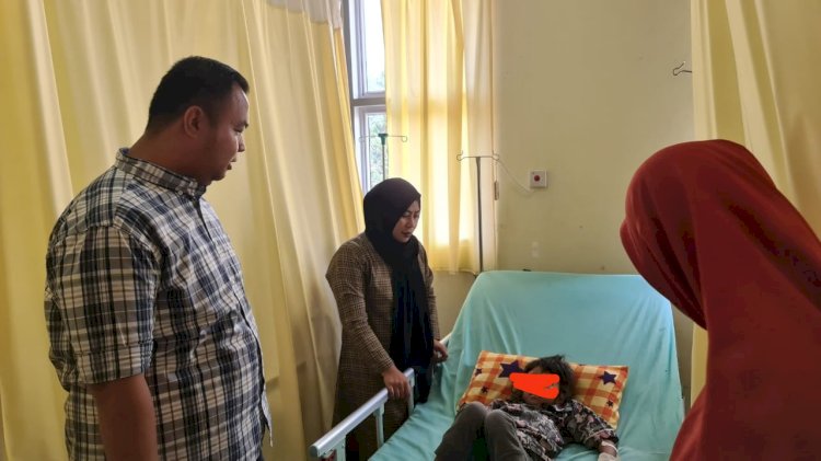 Anggota DPRD OKU Timur menjenguk anak yang dirawat karena DBD/ist
