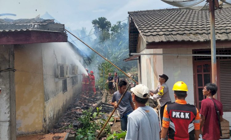  Ditinggal bekerja sebuah rumah milik Sarmijan yang disewa dan dijadikan Mess oleh PT MUM, habis terbakar dilalap sijago merah (handout/rmolsumsel.id)