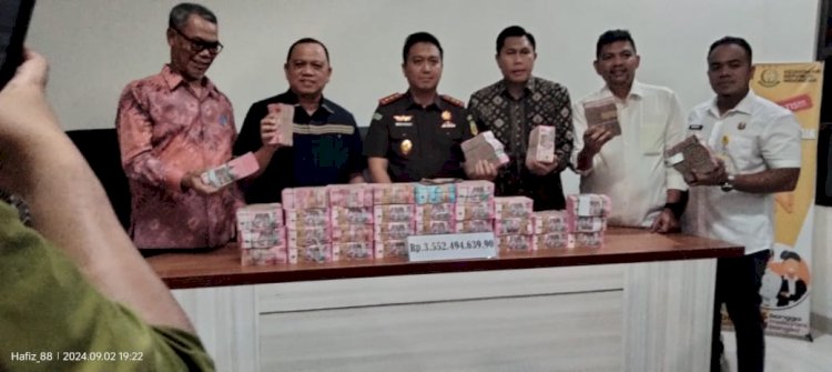 Kejari Muba menerima pengembalian kerugian negara yang terjadi akibat temuan BPK di Dinas Kominfo Muba/handout