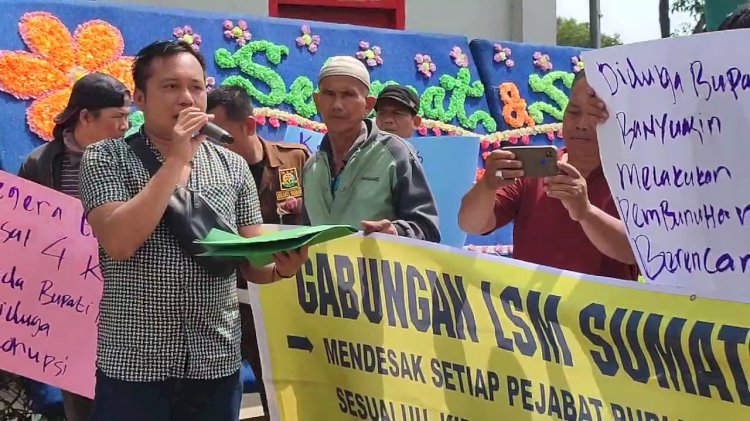 Puluhan massa yang tergabung dalam Lembaga Swadaya Masyarakat (LSM) Komando Rakyat Anti Korupsi menggeruduk Gedung Kejaksaan Tinggi (Kejati) Sumsel meminta agar kasus dugaan korupsi lahan Serasi di Banyuasin ditindak lanjuti. (Denny Pratama/RMOLSumsel.id)
