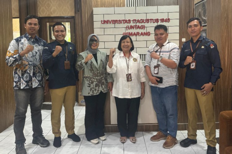 Bawaslu PALI bersama KPU saat melakukan verifikasi ijazah pasangan calon. (Handout)