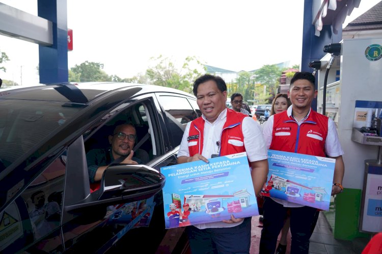 Para pimpinan pertamina beri dan sapa pelanggan dihari pelanggan nasional /ist