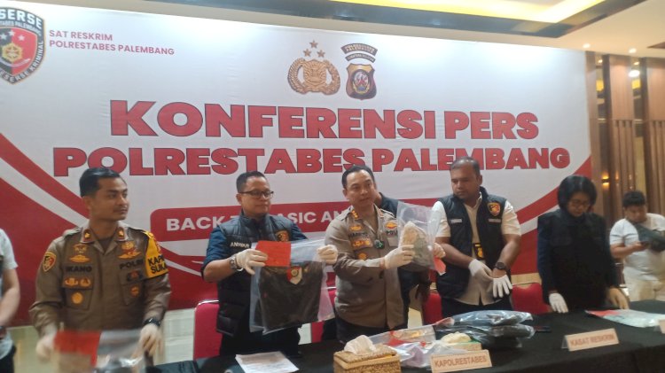 Polisi menujukkan barang bukti dari kasus pembunuhan gadis penjual balon. Atas kasus tersebut, empat orang anak di bawah umur ditetapkan sebagai tersangka. (Denny Pratama/RMOLSumsel.id)