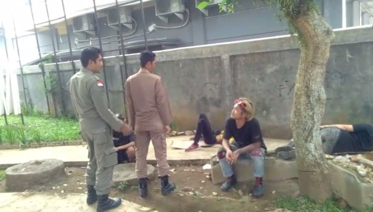Anggota Sat Pol PP Pagar Alam saat menjaring sejumlah anak punk. (ist/rmolsumsel.id) 