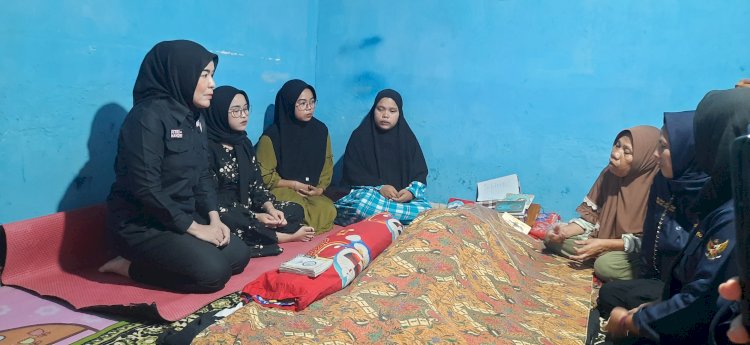 Bakal calon Wali Kota Palembang Fitrianti Agustinda saat melayat warga perumahan Griya Asri Kelurahan Pulokerto Kecamatan Gandus Palembang yang meninggal dunia . (Fauzi/RMOLSumsel.id)
