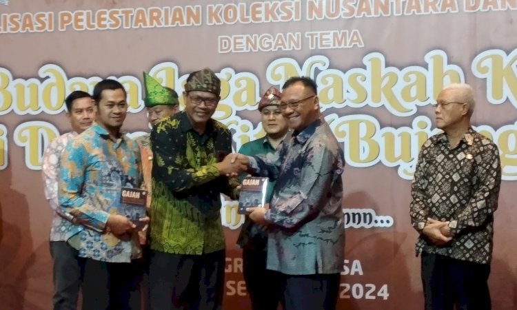 Buku "Gajah Palembang”: Sejarah, Akar Konflik dan Solusinya" yang dibuat oleh tim Pusat Kajian Sejarah Sumatera Selatan (Puskass) diserahkan ke  pihak  Dinas Perpustakaan dan Kearsipan Kota Palembang/Foto: Dudi Oskandar