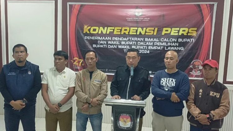  Ketua KPU didampingi Ketua Bawaslu dan para komisioner saat konferensi pers penutupan pendaftaran bakal paslon. (Salim/RMOLSumsel.id)