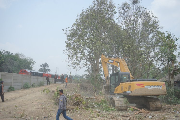 Penertiban aset PT KAI Divre III Palembang. (ist/rmolsumsel.id) 