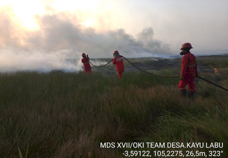   Petugas gabungan saat memadamkan api di Desa Tanjung Labu, OKI.(dokumtasi Manggala Agni)