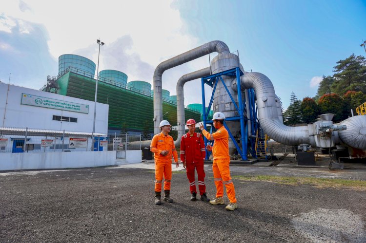 Petugas tengah melajukan pengawasan di PLTP Kamojang /ist