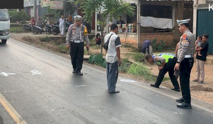 Polisi saat melakukan olah TKP kecelakaan beruntun di Banyuasin. (ist/rmolsumsel.id) 