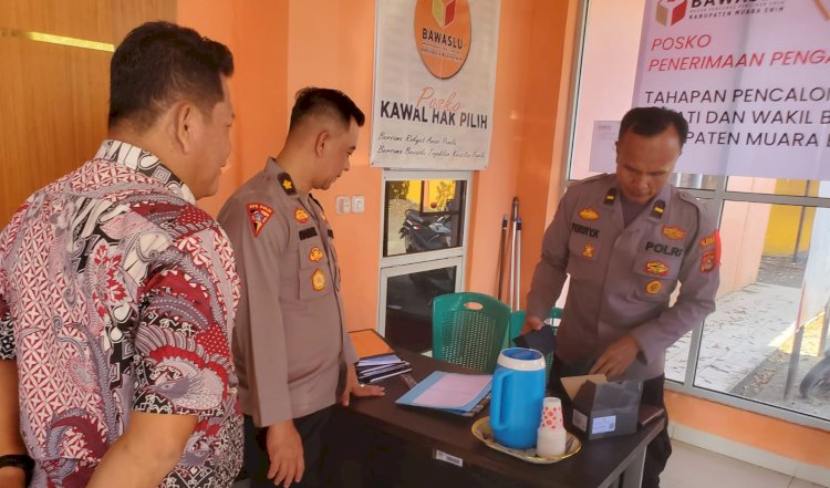  Kabag Ops Polres Muara Enim  Kompol Hendrianto SH memantau langsung pengamanan di kantor Bawaslu Muara Enim/ist