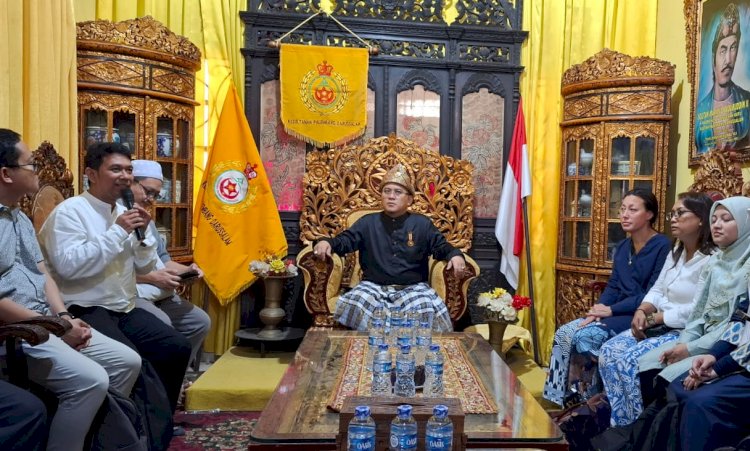 Puluhan peneliti naskah memadati Istana Adat Kesultanan Palembang Darussalam/Foto: Dudi Oskandar