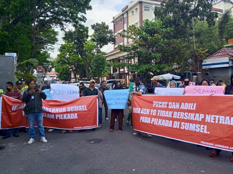 Aksi presidium Jaringan Aksi 98 di depan Kantor Gubernur Sumsel. (ist/rmolsumsel.id) 