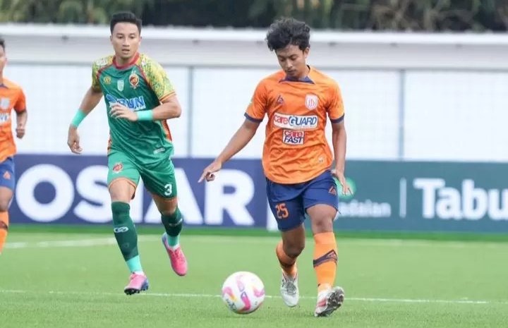 Pemain Dejan FC lepas dari kawalan pemain Sriwijaya FC/handout