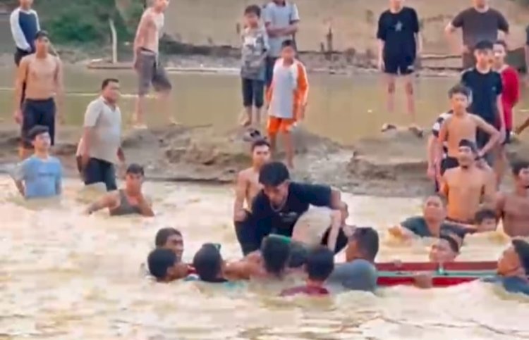Proses evakuasi korban tenggelan oleh warga dari sungai/ist