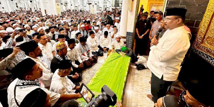 Pj Gubernur Aceh, Safrizal ZA, memberikan sambutan usai sholat jenazah Muhammad Yusuf A Wahab (Tu Sop) di Masjid Raya Baiturrahman (MRB) Banda Aceh, Sabtu, 7 September 2024/Humpro Adpim Aceh.