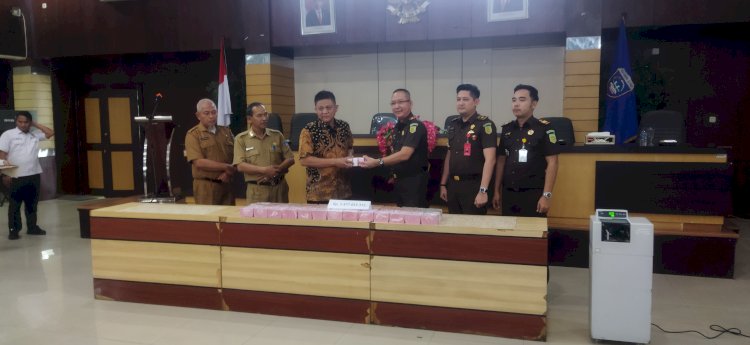 Kajari saat menyerahkan uang ke Bupati OKU Timur, Senin (9/9).(Amizon/RMOLSumsel.id)