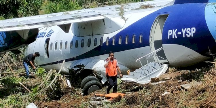 Polres Yapen melakukan olah tempat kejadian perkara (TKP) pasca insiden tergelincirnya pesawat Trigana PK YSP ATR 42-500 di Bandar Udara Stevanus Rumbewas Serui/ist
