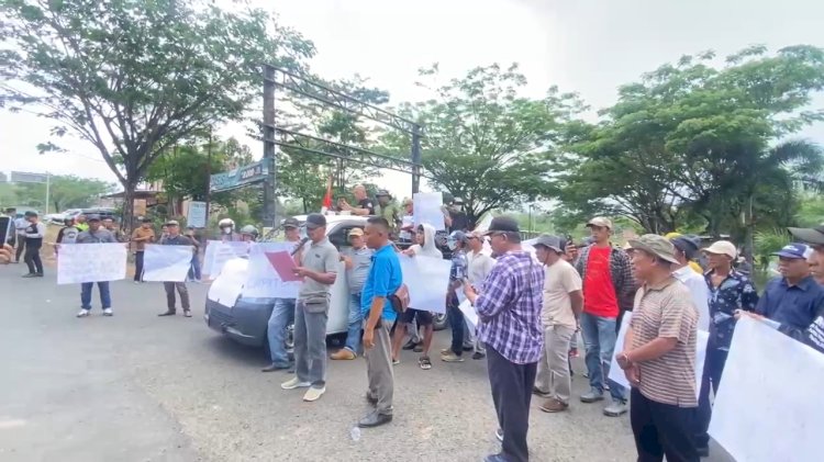 Puluhan massa menggelar aksi damai di depan Kantor Bawaslu Empat Lawang. (Salim/RMOLSumsel.id)