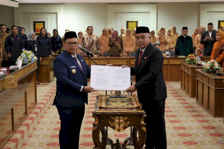 Aprizal Hasyim dilantik oleh PJ Walikota Palembang Ucok Abdulrauf Damenta, diruang rapat Parameswara Sekretariat Kota (Setda) Kota Palembang, Senin (9/9).(Handout)