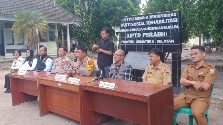 Unit Pelaksana Teknis Dinas Panti Sosial Rehabilitas Anak Berhadapan dengan Hukum (UPTD PSRABH) Dharmapala Provinsi Sumsel dalam sesi jumpa pers/Foto: Denny Pratama