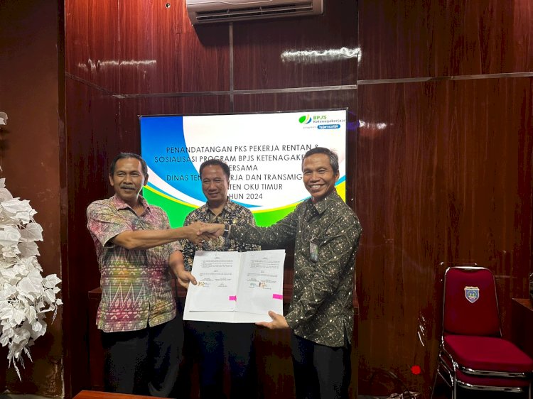 Penandatangan perjanjian kerjasama dilakukan oleh BPJS Ketenagakerjaan dengan Dinas Tenaga kerja dan Transmigrasi yang dihadiri langsung  oleh Sekda Kabupaten OKU Timur, Jumadi. (Handout)