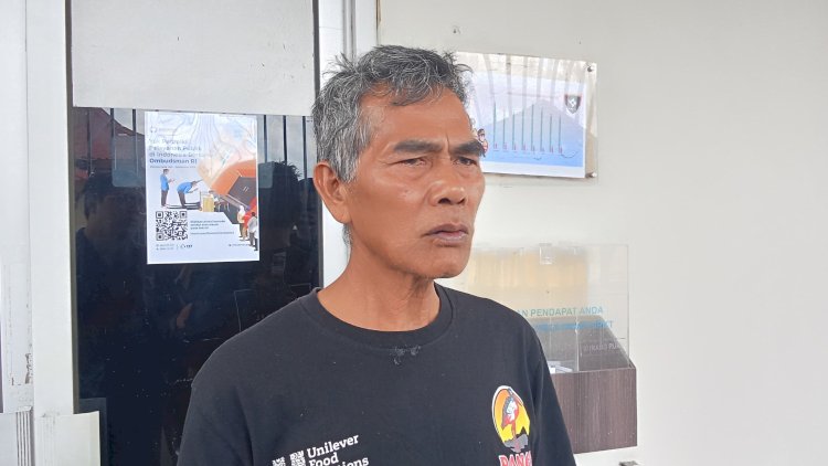  Abu Bakar ketika membuat laporan polisi.(Denny Pratama/RMOLSumsel.id)