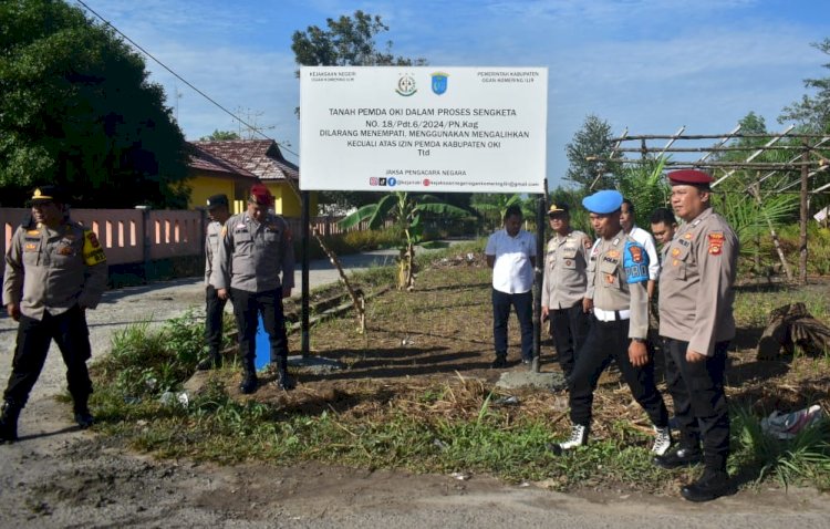 Pemerintah Kabupaten Ogan Komering Ilir (Pemkab OKI) bersama Kejaksaan Negeri OKI melakukan pemasangan plang di lahan sengketa Hutan Kota Kayuagung /Foto: Hari Wijaya