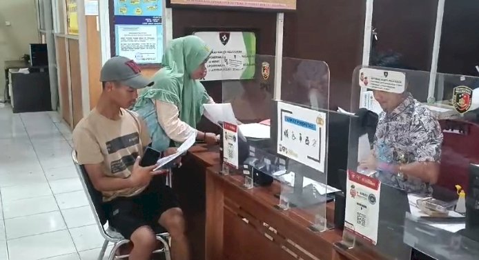 Korban Satria ketika membuat laporan polisi di SPKT Polrestabes Palembang. (Denny Pratama/RMOLSumsel.id)