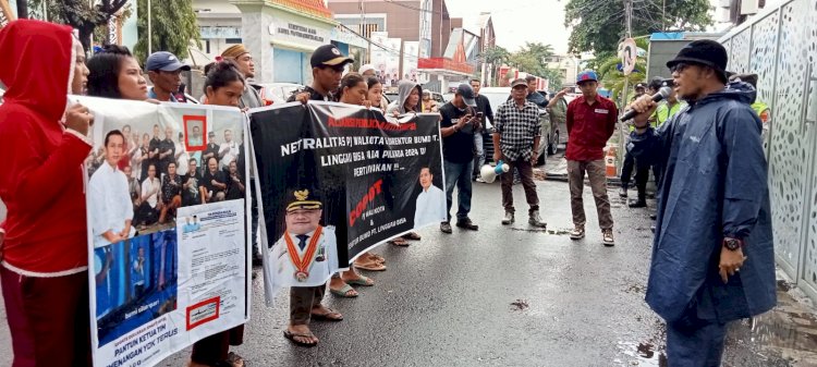 Sejumlah aktivis melakukan aksi demontrasi di depan Kantor Gubernur Sumsel mendesak Gubernur mencopot Pj Walikota Lubuklinggau/ist