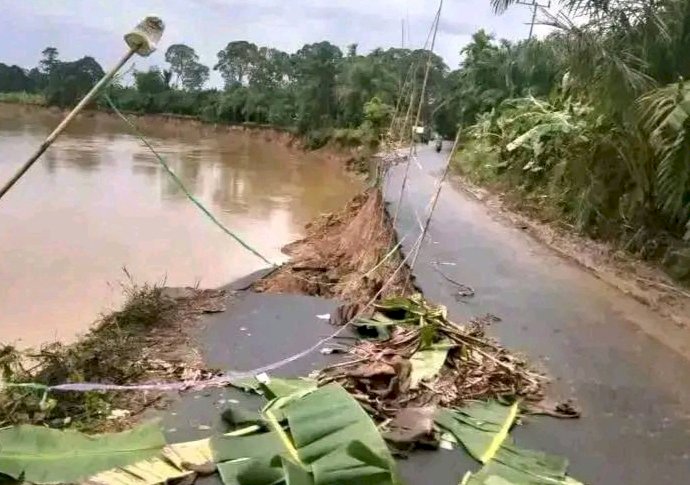 Ujan deras sebabkan jalan penghubung di Muratara longsor ke Sungai Rawas/ist