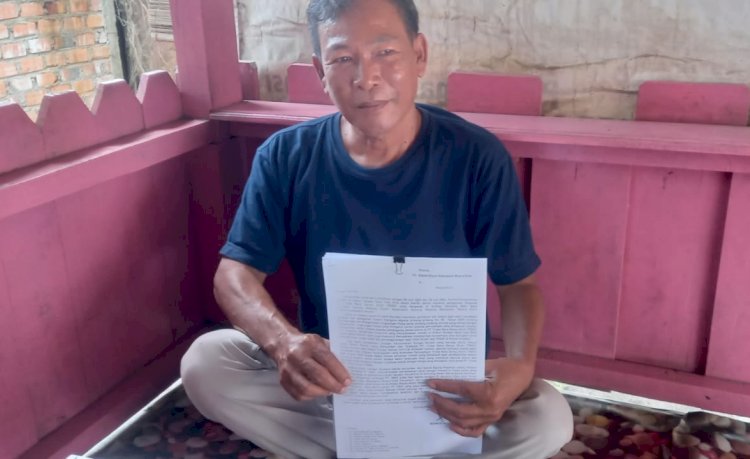Kuasa hukum Abdul Manan, Makmur Maryanto memperlihatkan berkas pengaduan yang ditujukan ke Pemeritah Pusat, Pemrpov Sumsel dan Pemkab Muara Enim/ist