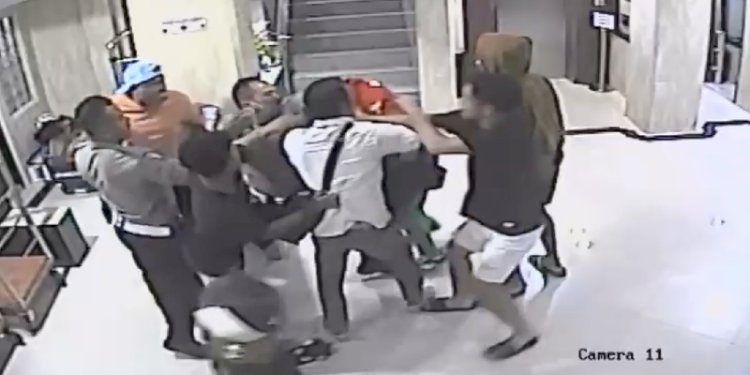 Kapten Tim Sepakbola Sumut Alif Eka Rizky (baju merah) menjadi korban penganiayaan/Repro